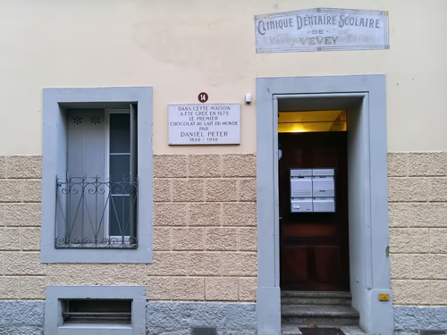 Caroline-Fayet-Coach-de-vie-porte-entrée-immeuble
